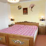 Haus Dorfer Panzió Mariapfarr