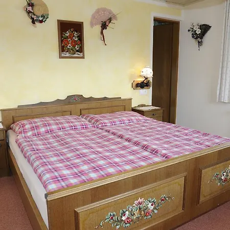 Haus Dorfer Bed & Breakfast 3*