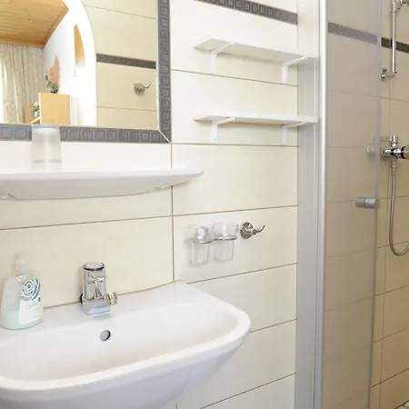 Haus Dorfer Bed & Breakfast 3*